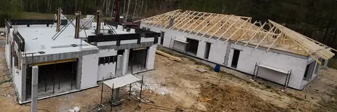 Dwa domy w trakcie budowy — realizacja ZoomProjekt